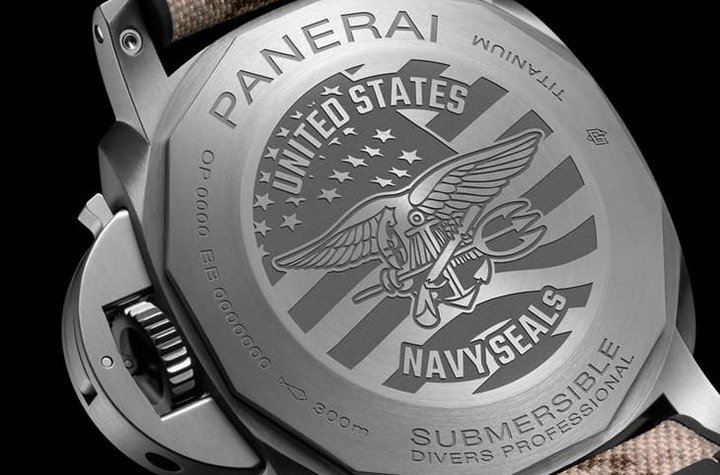PAM01669的钛金属表背刻有海豹部队图案，内部搭载P.9010自动机芯。