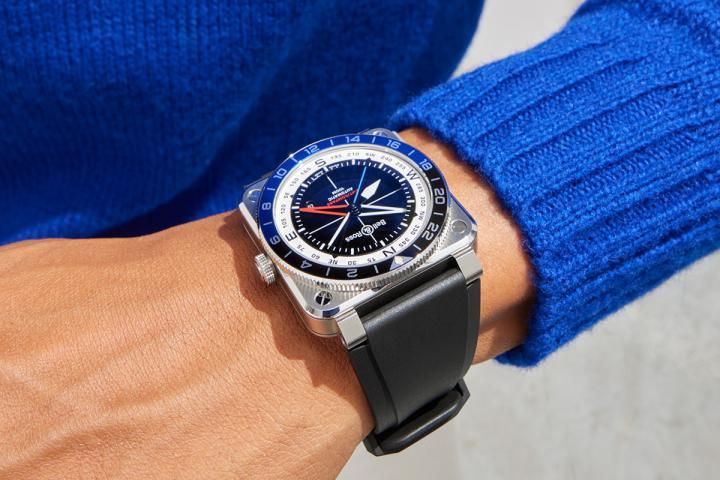 BR-03 GMT Compass 专为旅行者设计，结合 42 毫米方形表壳和带有 24 小时刻度的双色表圈，可同时显示当地时间和目的地时间。