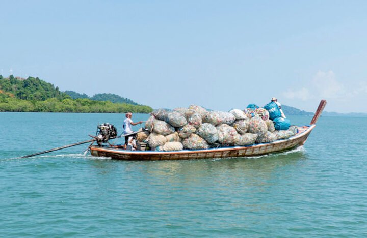 每年流入海洋的塑料垃圾高达1,300万吨，瑞士环保公司#tide致力将这些塑料回收再制，ORIS新推出的Aquis Upcycle日期表便是将#tide再生的PET塑料作为手表面盘的装饰元素