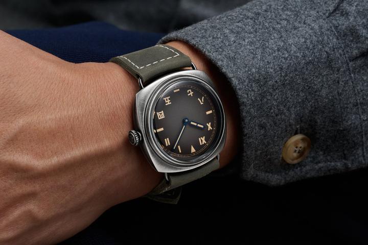 表款采用 45 毫米枕型表壳，以 1.4441 LVM Brunito 不锈钢打造，创造出历经岁月痕迹的独特质感。表面透过手工抛刷黑色 PVD 涂层，每只表壳皆呈现独树一帜的风貌。