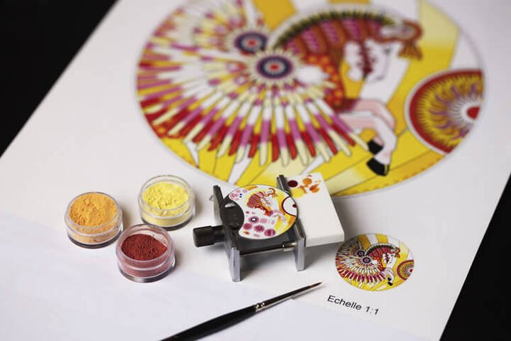面盘以品牌的La Source de Pégase丝巾为灵感，主角是希腊神话中的飞马珀伽索斯，品牌在其中一款面盘上涂上鲜艳的亮黄色调
