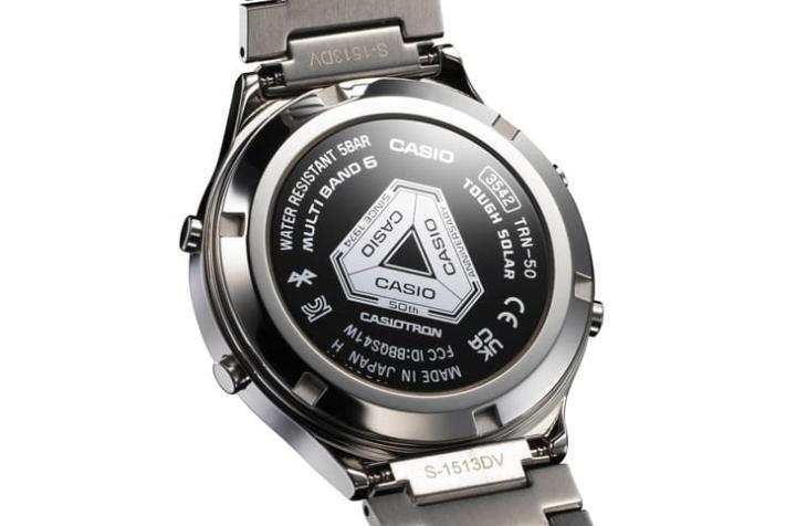 手表底盖的玻璃材质有助于内置天线接受讯号，其表面印有卡西欧制表50周年专属标志与手表限量编号等资讯。