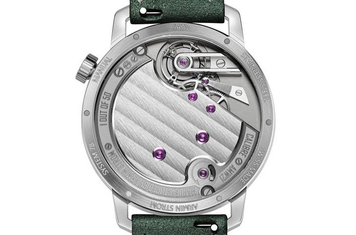 ARMIN STROM 自制 AMW21 机芯以均力发条盒确保稳定动能，长效续航与精致修饰并重，诠释独立制表的核心价值。