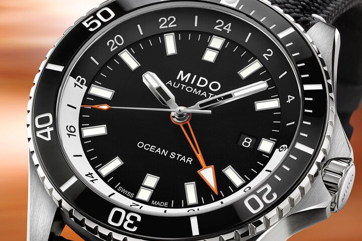 此次 Ocean Star GMT 腕表，为了实现极速辨识，让旅途中弥足珍贵的每一刻都能被把握住，在 24 小时制的双色内圈，做了非常直观的对称设计，以黑色代表夜晚，白色代表白昼，佩戴者在读取第二时区时，能瞬间判别家乡与当地的昼夜更迭。