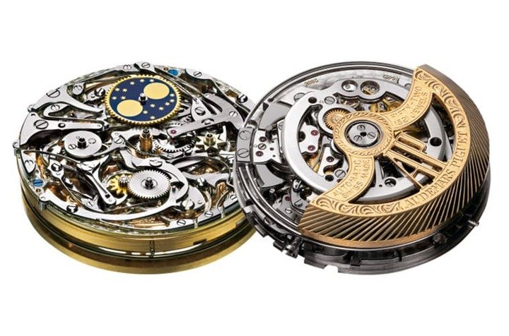 Royal Oak Grande Complication搭载的2885机芯结构相当精密，零件繁复且作工讲究，背面侧还可见到报时机制的重要组件。