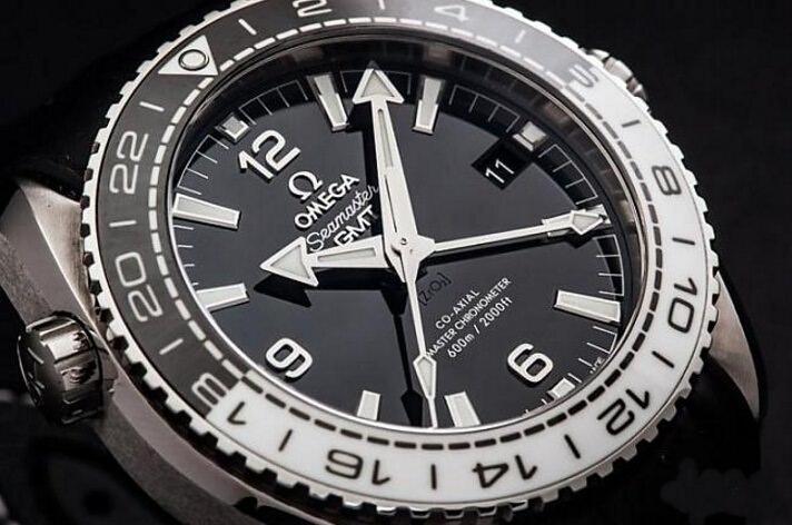 OMEGA海马Planet Ocean GMT腕表整体设计以黑白色系的强烈对比色方便方便佩戴者读时，此外防水深度达600m也足以应付旅行中的水中运动