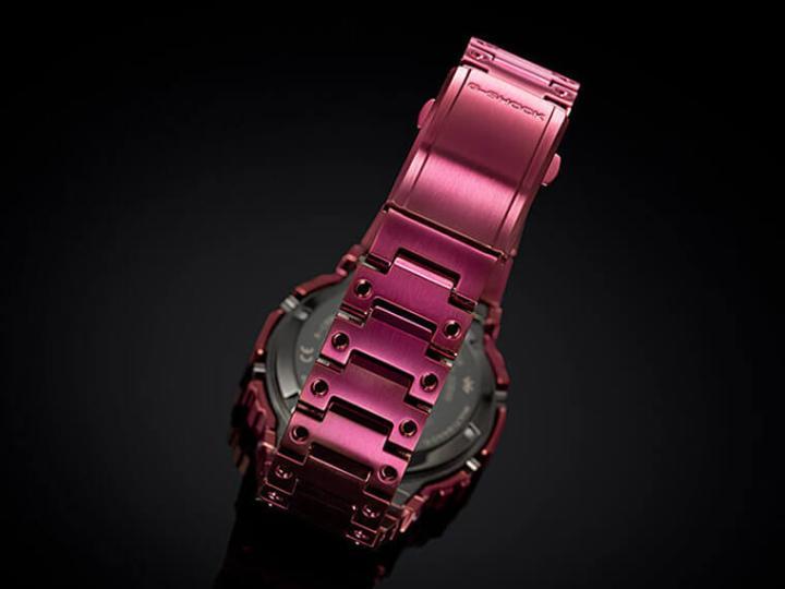 包含链带也是清一色酒红色金属，开创出G-SHOCK全金属表壳手表的全新“视”界