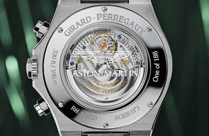 透明底盖印上ASTON MARTIN的标志，加上底盖下精工细作的机芯修饰，完整呈现双品牌联名的精华魅力