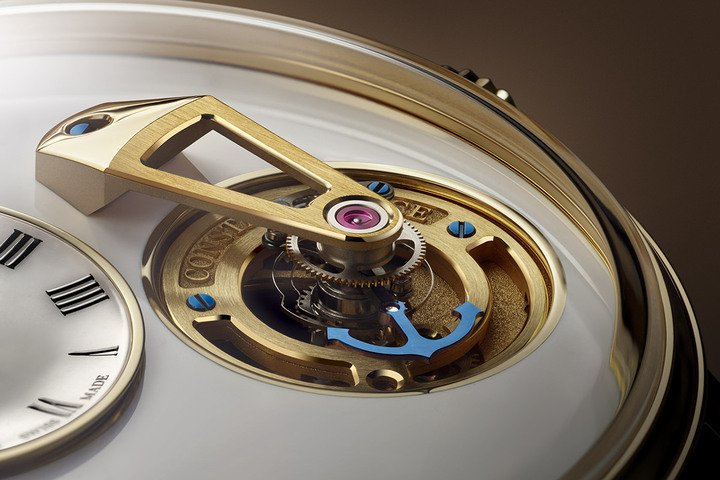Constant Force Tourbillon 11恒定动力陀飞轮腕表的恒定动力装置桥板以18K黄金制成，透过巧妙的镂空设计展现其机械结构。