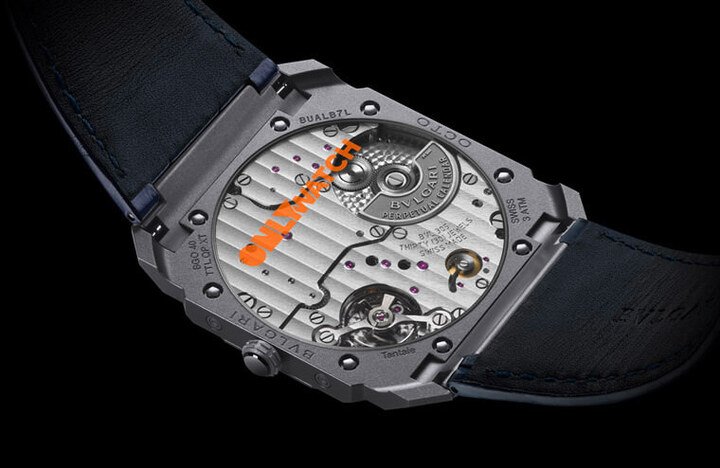 底盖印有橘色的”ONLY WATCH”字样，同时佩戴者也可在此一窥BVL305的细致作工