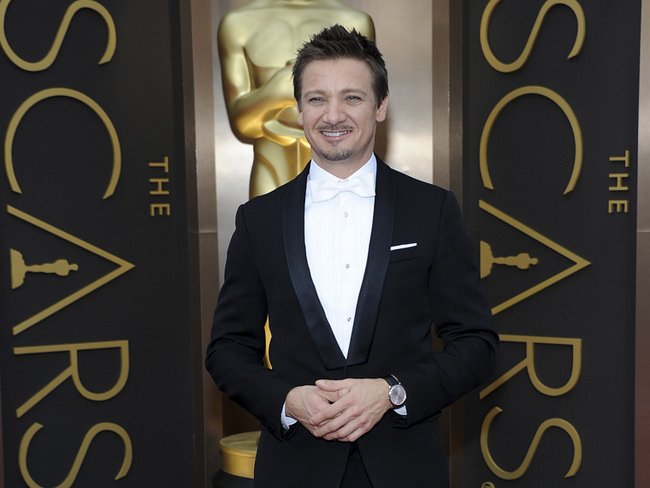 演员杰瑞米．雷纳（Jeremy Renner）佩戴积家腕表亮相红毯