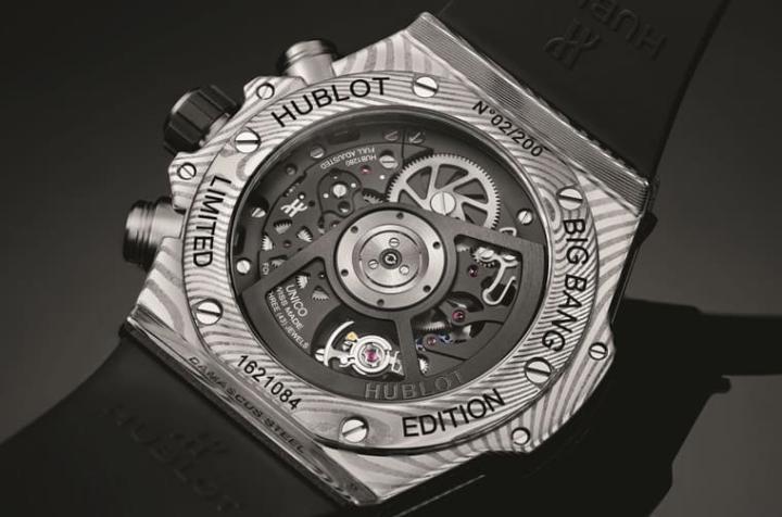 表背露出宇舶招牌的三日炼计时机芯HUB1280，同时手表的限量编号也刻在底盖边缘。