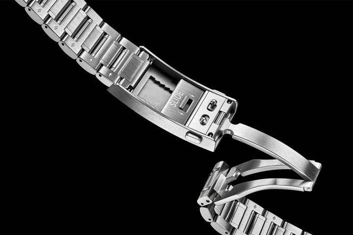 新款 Marinemaster 的链带采用了与过去不同的快调结构，即使延展长度，也不改变链节与表扣之间衔接的顺畅度，质感显著提升。