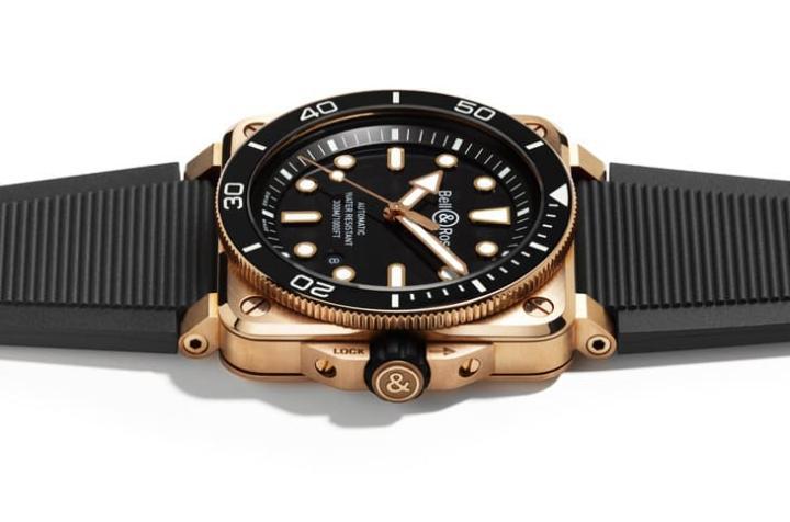 手表采用 CuSn8 青铜合金打造，色泽温润细腻，随时间自然氧化，形成专属铜锈纹理，展现独一无二个性。