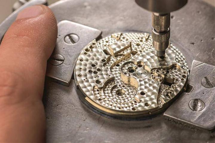 1858系列腕表每一枚机芯皆出自万宝龙Minerva表厂手工打造，特殊的打磨处理让机芯每一处细节都充满波纹和圆形粒纹