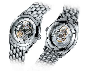 Competence Skeleton 限量生产款 _ 罗马表 Roamer Competence Skeleton 款手表的生产数量只有300 只，在全世界范围内销售，这 300只手表的宝石座上和机芯上刻著从001到003的编号。从玻璃框可以看到 ETA 2824-2 机芯的运动，以及半球形蓝水晶玻璃表蒙后面的机械装置。表链采用真皮表带或闪亮的钢制镯链。