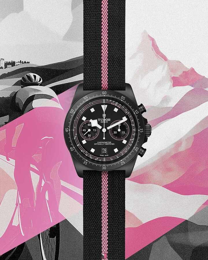 Pelagos FXD Chrono 粉红款配备的高科技黑色提花织纹表带，由帝舵表与朱利安富尔公司合作研发，宽22毫米，饰有粉红色条纹，并搭配传统带扣，是骑行时的理想之选。