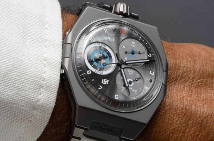 三枚小表盘分别显示地球自转、公转距离，兼具天文概念与机械性能的创新代表。