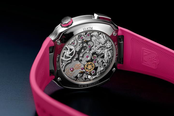 疾速者 Alpine 车手款粉红色特别版腕表搭载亨利慕时与长期合作伙伴 Agenhor 共同研发的 HMC 700 镂空机芯。