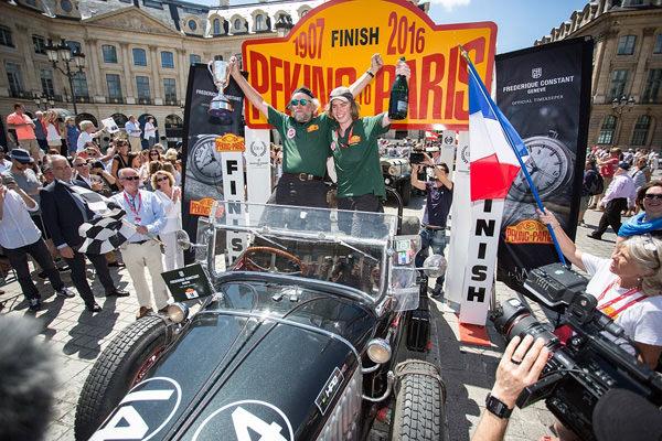 2016年「北京到巴黎汽车挑战赛」车手抵达终点巴黎的盛况