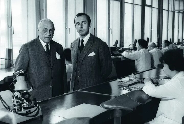 豪雅总裁 Charles Edouard Heuer 与儿子 Jack Heuer（杰克．豪雅）于瑞士表厂的合影，1963 年。