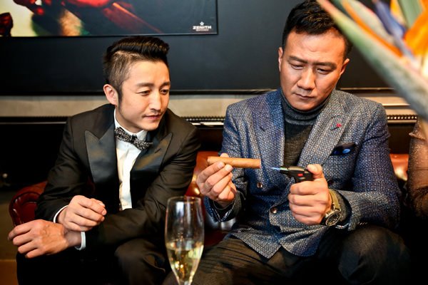 复古绅士文化的爱好者胡军与拳王邹市明享用高斯巴雪茄