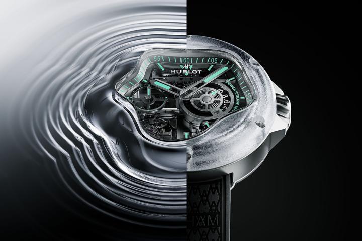 宇舶为实现这只腕表的水花结构，经历多重 CNC 精密切割与手工抛光工序，最终创造出如水波般流动的立体造型。光线穿透蓝宝石结构，投射出层叠的折射效果，让整只时计在光影之间呼吸，仿佛时间在手腕上缓缓流动。