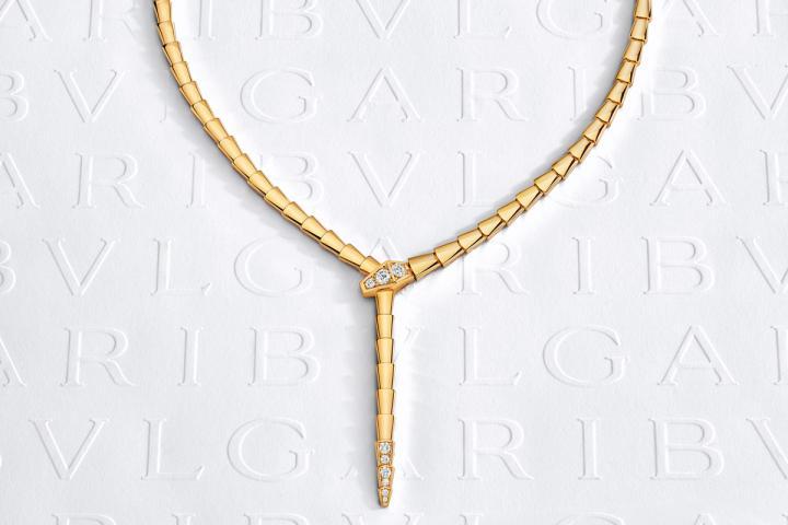 Serpenti Viper 系列 18K 黄金镶钻项链，蛇头及蛇尾饰以密镶钻石。