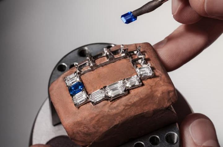 表壳与链带大量采用祖母绿式切割，以阶梯状刻面诠释装饰艺术几何线条与宝石纯净度。