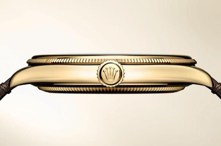 表冠只有皇冠标志，代表手表的防水性能不像蠔式系列从100米起跳，不过1908系列50米的防水性以正装表而言也属于普遍水准。
