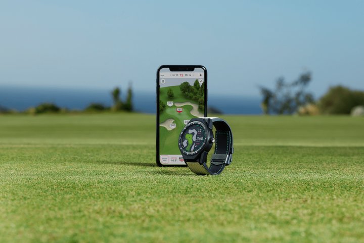 TAG HEUER Connected Modular 45高尔夫版智能腕表专为高尔夫球爱好者而设计，能与TAG HEUER Golf高尔夫球应用程式连线，无论在哪个球场打球，皆能在赛局中大显身手