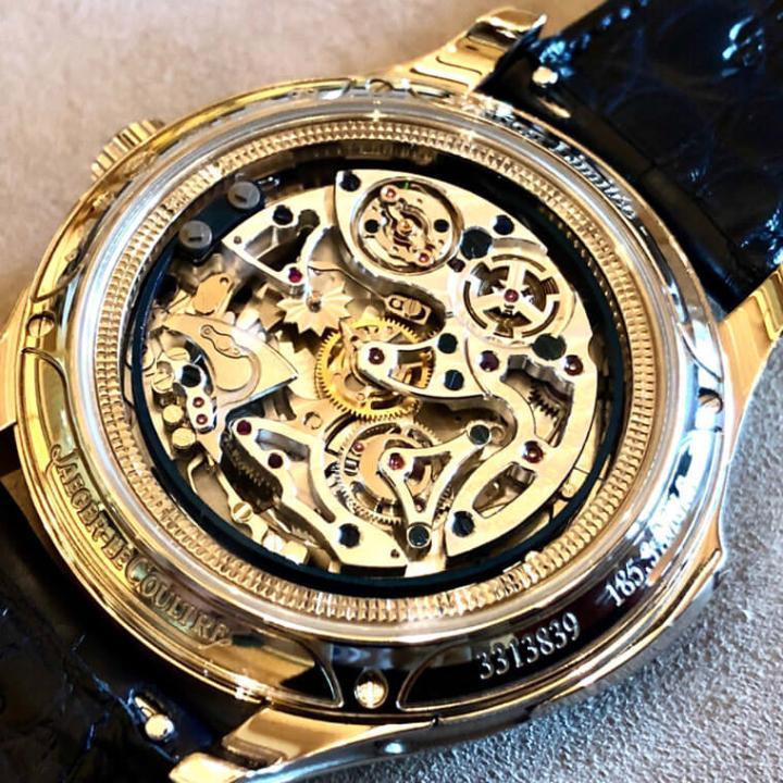 以这种复杂组合加上表背露出的机芯画面，我们可能会直觉以为它是手上链款式，实际上表款的自动盘是夹在万年历和三问报时机制之间，因此从表背看上去看不到自动盘，反而更能清楚欣赏950机芯的复杂结构和精致修饰