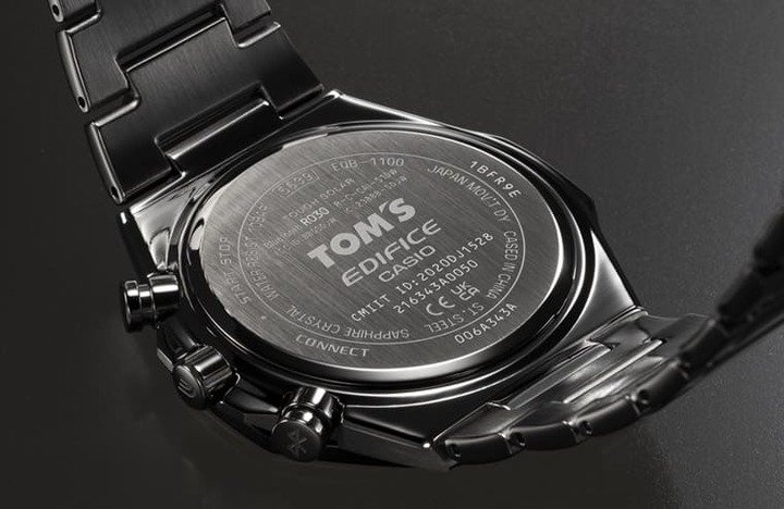 背盖刻上TOM\'S标志及EDIFICE系列名称，展现双强联手的主题性。