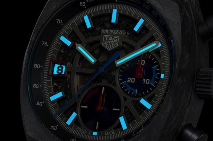 9点方向日期窗呈现蓝色夜光效果为品牌首创，搭配指针与时标的夜光让人可以随时掌握正确时间。