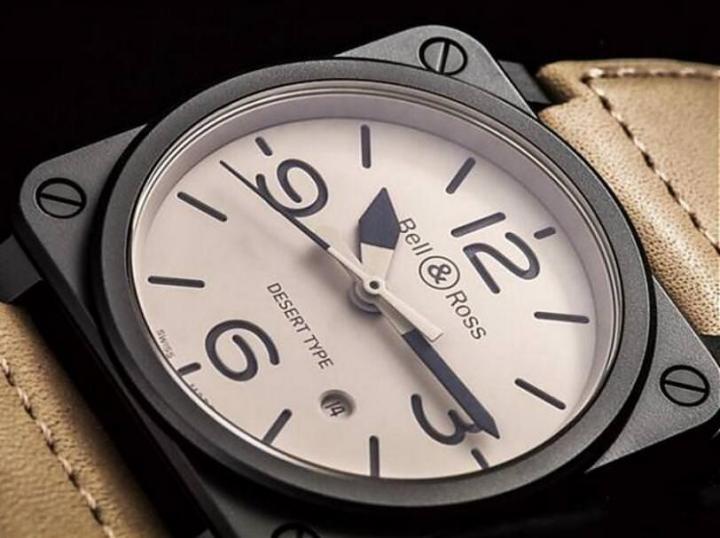 BR做三明治面盘很有新鲜感，过去这几乎可以说是沛纳海专属的样式，不过近年包括OMEGA在内有愈来愈多品牌也开始採用，或许是上游面盘厂的技术又有所提升了也未可知