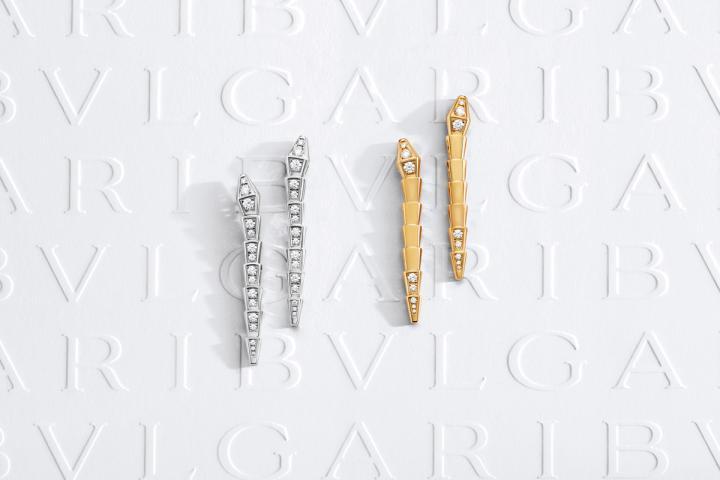 Serpenti Viper 系列 18K 白金镶钻耳环 (左) 及 18K 黄金镶钻耳环。