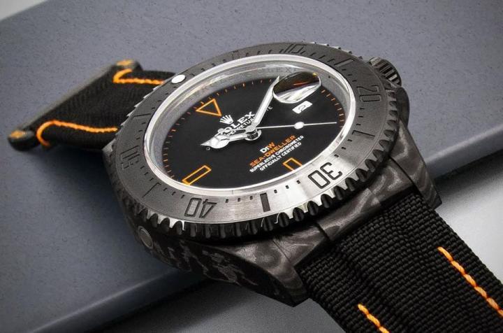 碳纤维表壳搭配碳材质表圈，连尼龙表带也是黑色，不过表带两侧的橘色缝线相当引人注目。Source：Designa Individual Watches