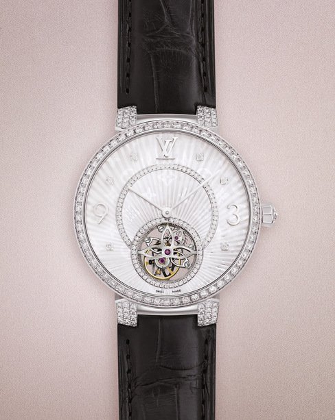 Tambour Monogram 女仕白K金陀飞轮腕表是Tambour Monogram系列中的一颗新星，与众不同的陀飞轮成为品牌制作复杂腕表的标杆