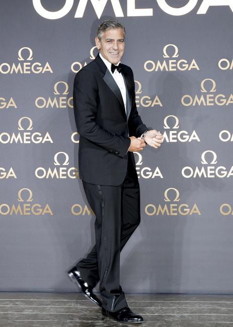 George Clooney帅气出席Le Jardin Secret谧．境之夜活动现场，引起媒体关注