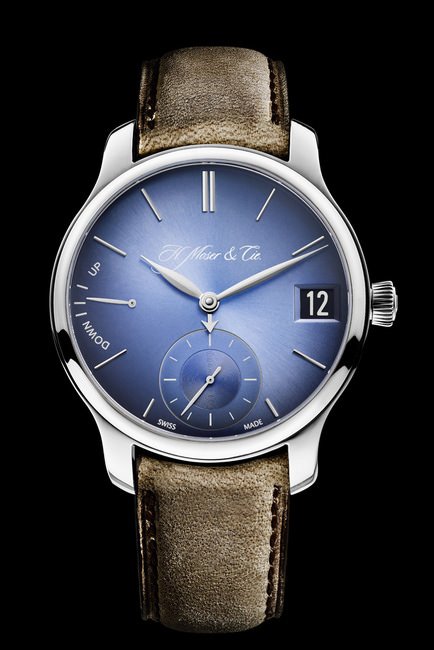 H. MOSER & CIE.勇创者万年历电光蓝腕表使用时标来显示月份，并且可随时进行前后调节而不会损坏机械装置，独特而富有魅力