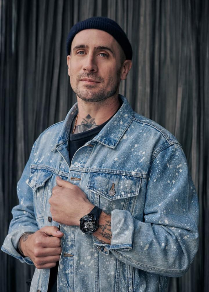 Sang Bleu刺青工作室主理人Maxime Plescia-Buchi认为表款奠基于独特的材质上，创作不可磨灭的刺青图腾，是刺青艺术跨界表现的完美典范。