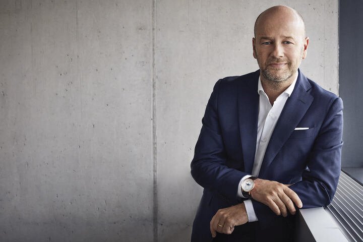 Christian Lattmann是雅克德罗的首席执行官。在加入该品牌之前，他曾在斯沃琪集团旗下的浪琴，欧米茄及宝玑担任过多个职务，并曾担任过副总裁。