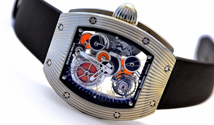 RM 018 宝诗龙陀飞轮腕表由 RICHARD MILLE 负责制作表壳和机芯；Bucheron 则负责贵宝石和半宝石的挑选及加工修饰。每一枚腕表内部所采用的宝石搭配都不相同，所以每一款都是与众不同的作品。由于生产十分耗时，需要大量的手工精工修饰和打磨加工，因此每年仅生产 5 枚。