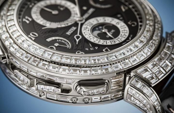 百达翡丽最复杂手表Grandmaster Chime 6300延伸出高级珠宝版本，表壳外观镶上数以百计的钻石，看起来华丽非凡。