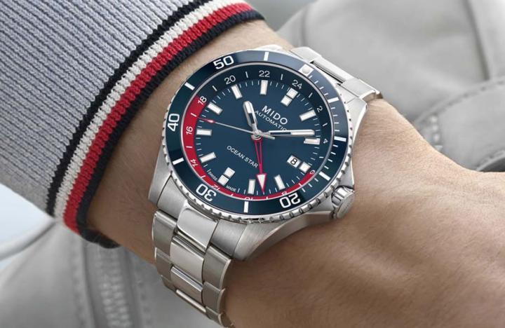 海洋之星系列新款两地时间手表采用蓝色串连系列与大海的渊源，并点缀红色突显识读效果。