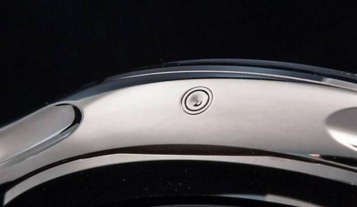 表壳周遭有隐藏式的快调按把。下凹式的表耳是这次的新设计，原本PP的表壳多是以锻造成型的，不过像这种表耳却是在锻造成型之后再做一次切削，相当繁复