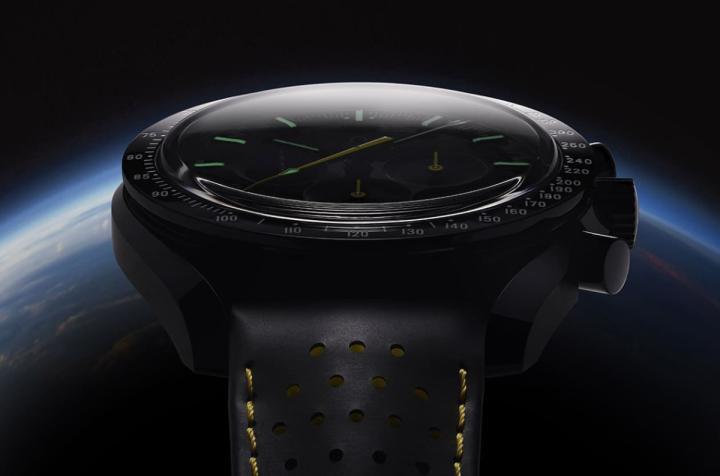 相隔6年后，欧米茄再度创作出新款超霸Dark Side of the Moon阿波罗8号计时登月表，手表依旧用黑色陶瓷材质塑造出全黑外观。