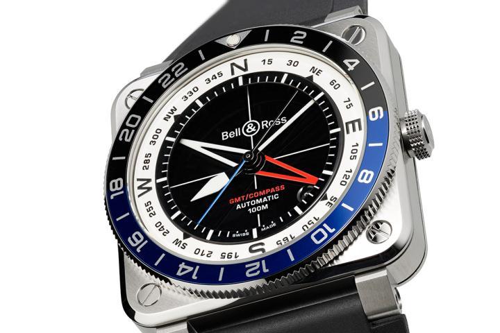 BR-03 GMT Compass 的表盘可以作为太阳罗盘使用：完整的 360° 内表圈刻度，钻石造型 GMT 指针可让你在太阳光下辨别方向。