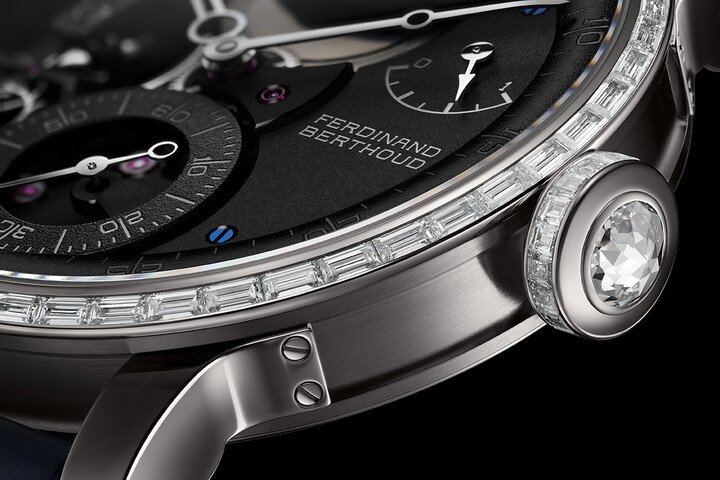 得益于Chopard品牌的专业技艺，镶钻版本的表壳、表冠和针式表扣均经精妙改造，使其得以镶嵌品质非凡、切工卓越的钻石。