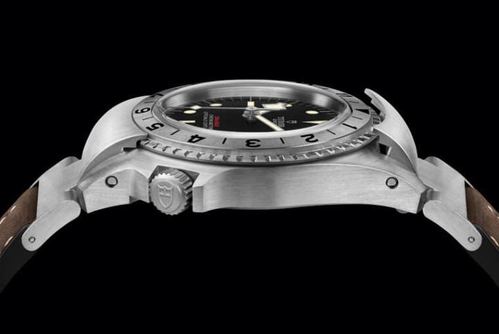 表壳12点方向的铰接末端链节具有表圈锁定功用，只有在佩戴者掀开链节后，表圈才能双向转动，防止表圈被误触的可能